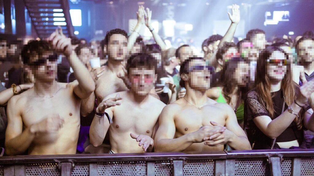 The “gormitis”, these shirtless and muscular men who break heads at techno parties