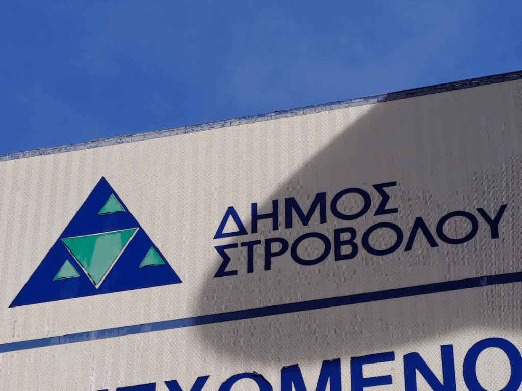 Is anyone else mildly triggered by that stupid misaligned logo?