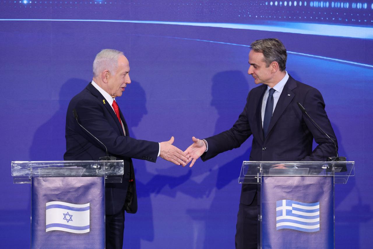 Israeli Prime Minister Benjamin Netanyahu shakes hands with Greek Prime Minister Kyriakos Mitsotakis during a joint press conference together with Greek Cypriot President Nikos Christodoulides (not pictured) after a trilateral meeting in Jerusalem on Dec. 22, 2025. (AFP Photo)
