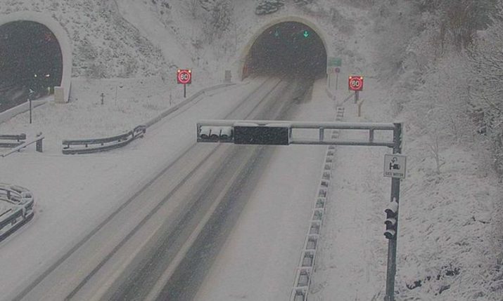 Snow falls across Croatia on Christmas Eve, travel warnings