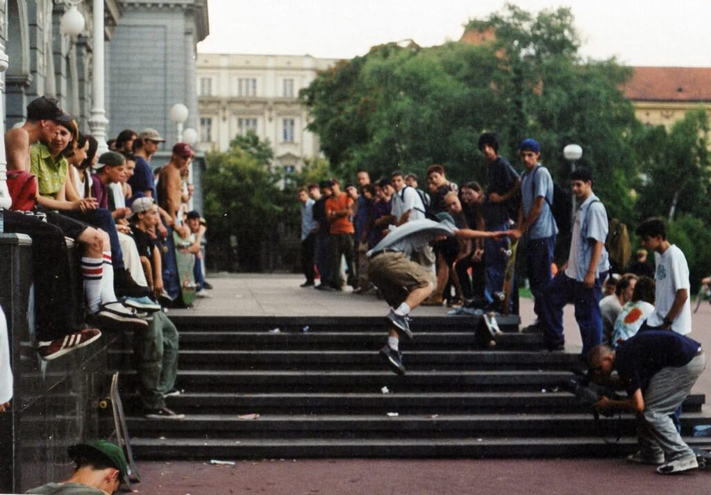 Bacinazad moment na skateanje na mimari. 90tih.