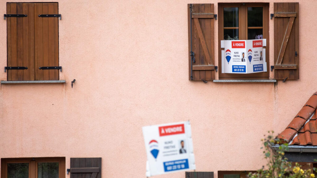Luxembourg house prices dropped by over 3% in the third quarter of this year