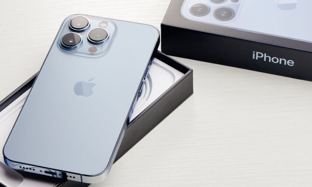 Apple's AI Troubles Open Opportunities for China's Smartphones