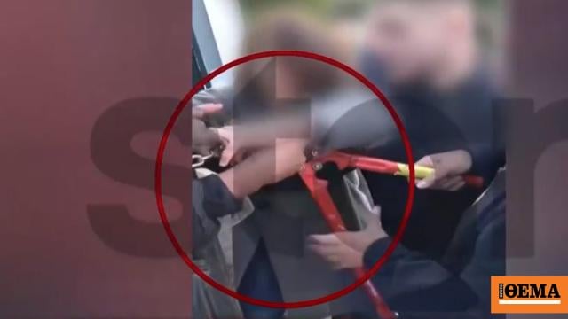 A teacher caught a student's fingers with a cutter during an occupation in Halandri, see video
