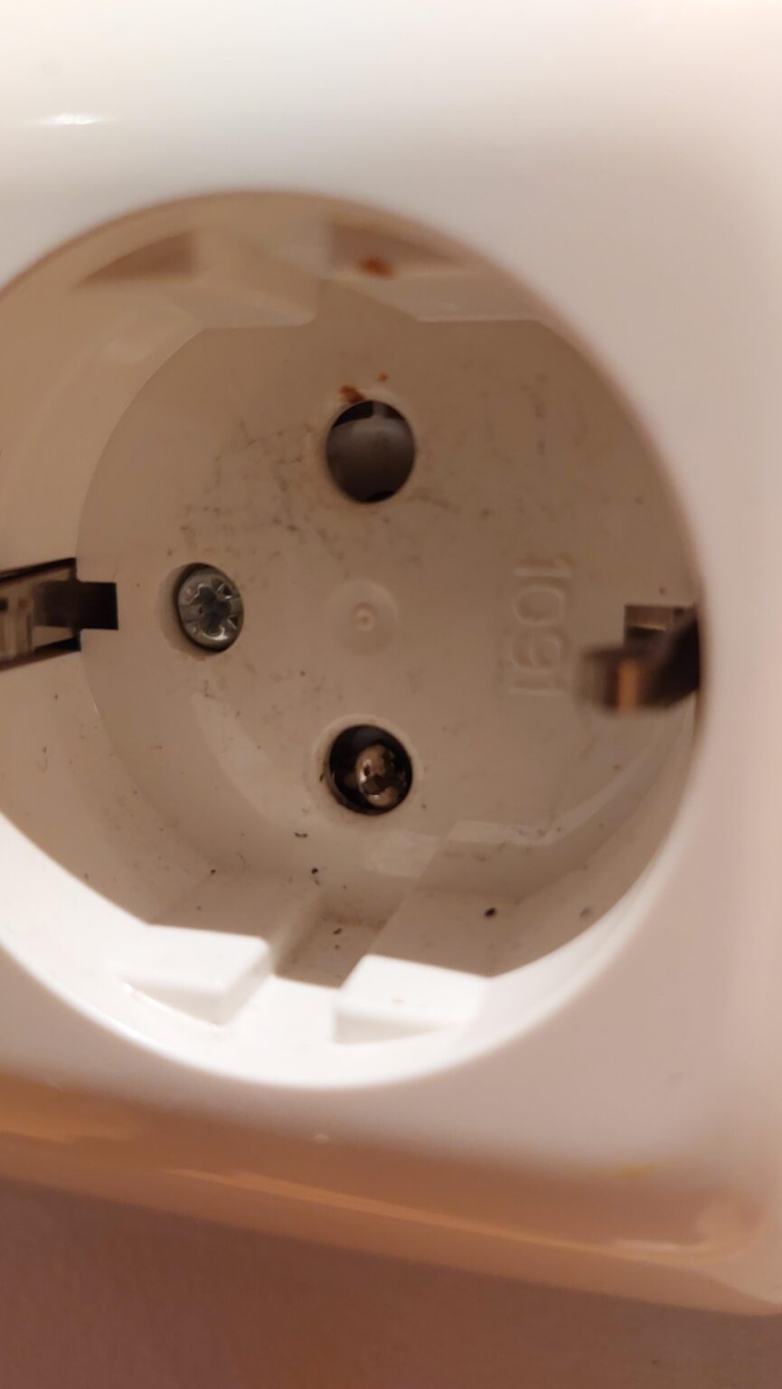 Small screw stuck in el socket?
