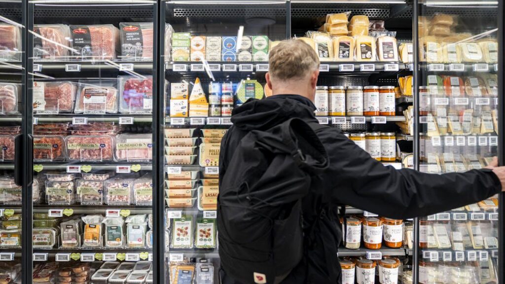 In 2022, TV 2 traded for DKK 669 - now the price is completely different - Global food prices have fallen 22 percent this year. The Danish price increases are not completely connected, says researcher.