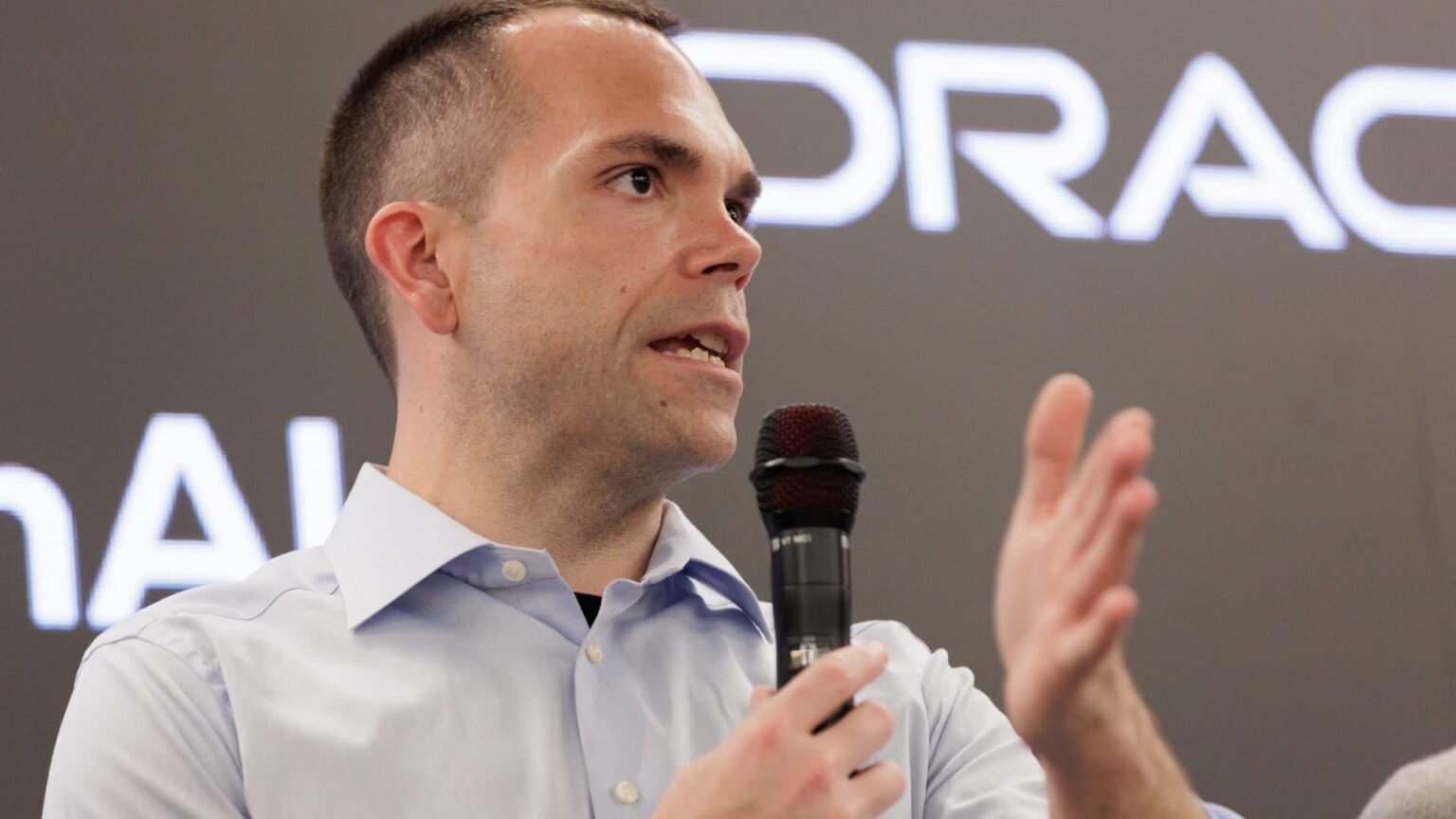 Oracle shares on pace for worst quarter since 2001 as new CEOs face concerns about AI build-out