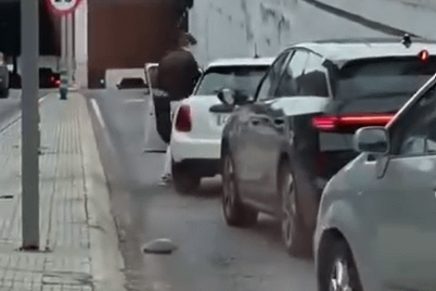 (video) A driver breaks the rear-view mirror of a car due to an argument before entering Andorra