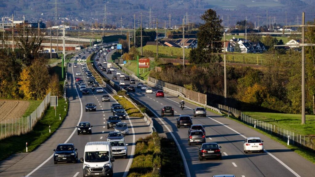 Increase fuel prices by 4 cents to de congest our highways