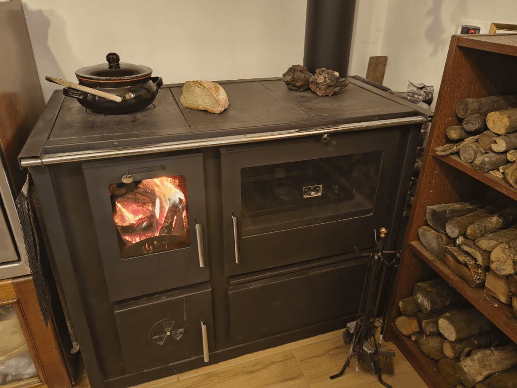 It's freezing outside, flying inside: Bud Spencer beans on the economic stove. Only Trinity is missing.