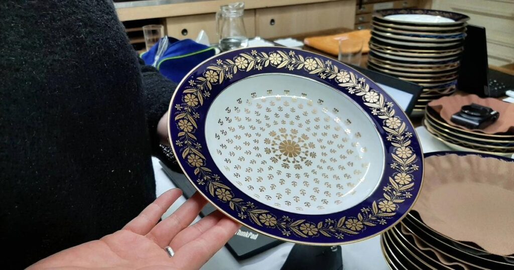 The receiver of the stolen dishes at the Élysée worked at the Louvre as a museum guard