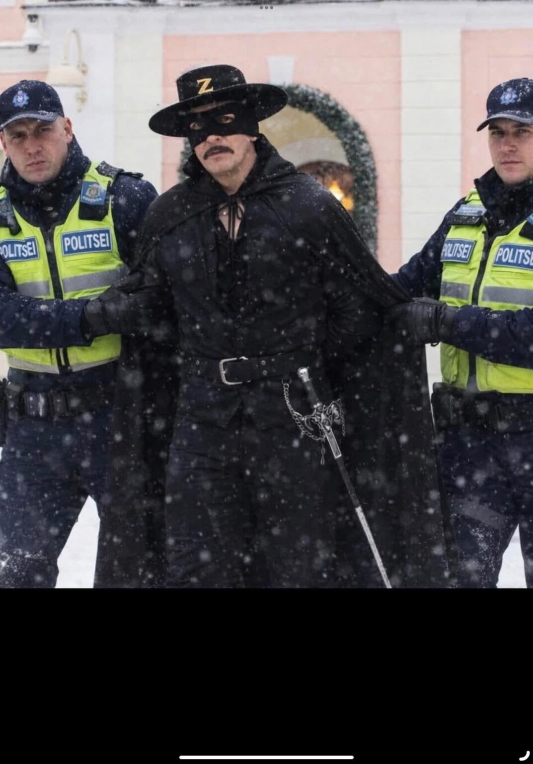 The police caught a man who smeared the letter Z on Toompea Castle in the act