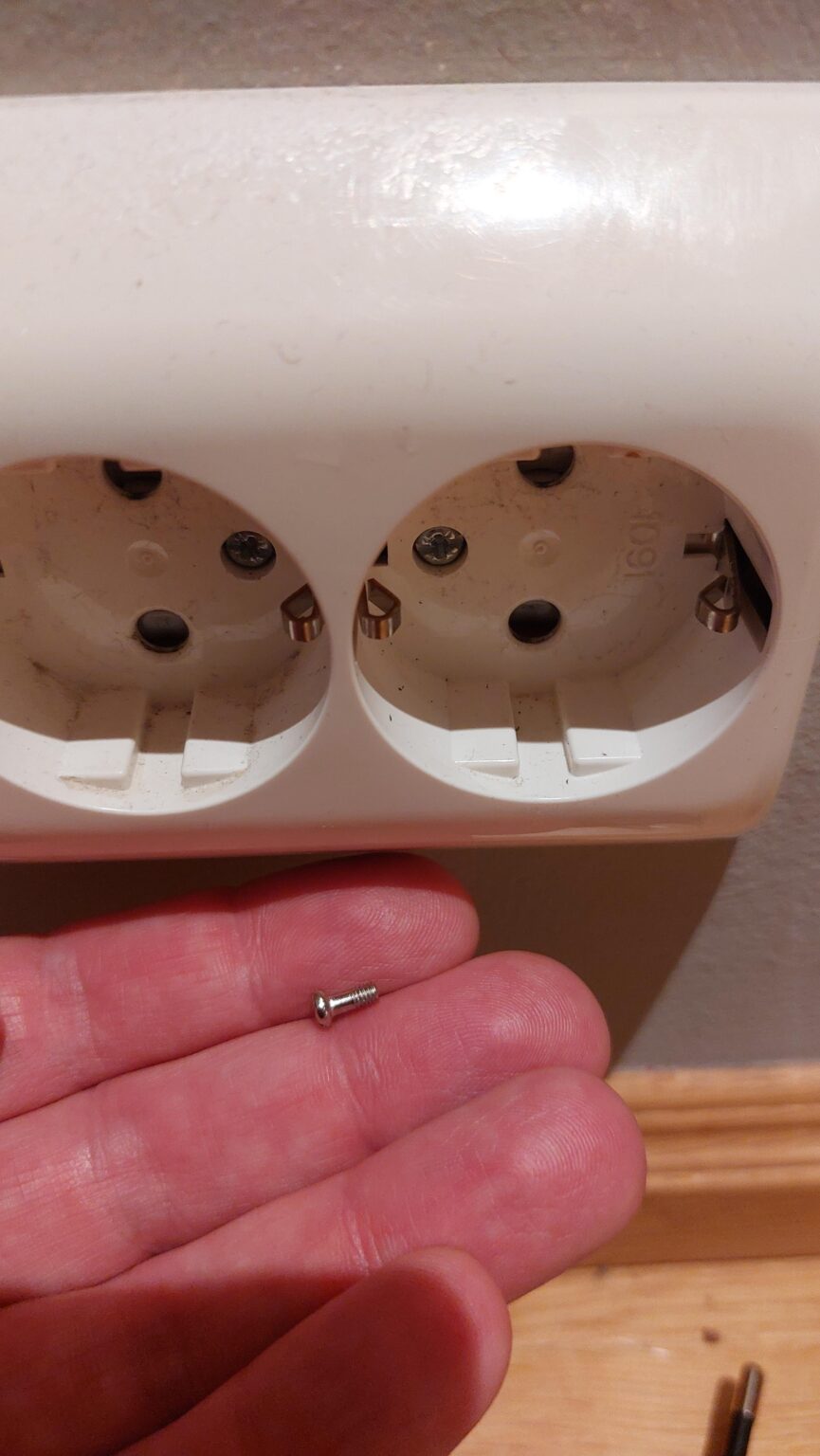Update screw in el socket