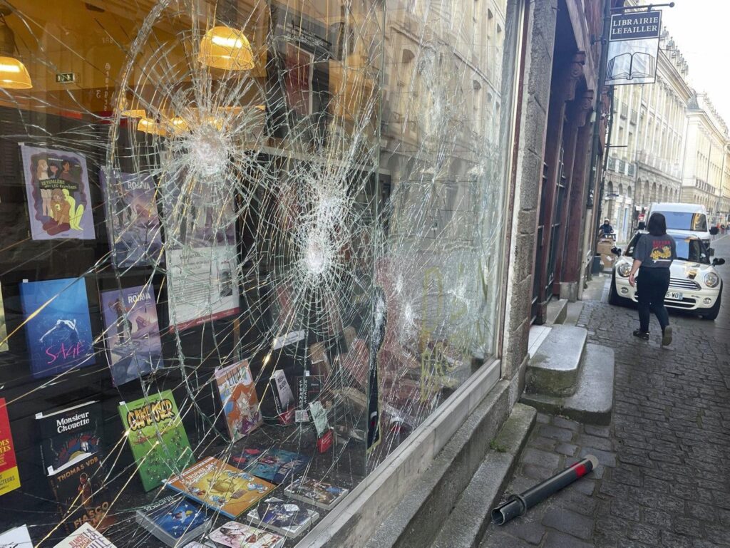 Broken storefronts, tags, cut in subsidies… Independent bookstores attacked for their support of the LGBT cause and Palestine