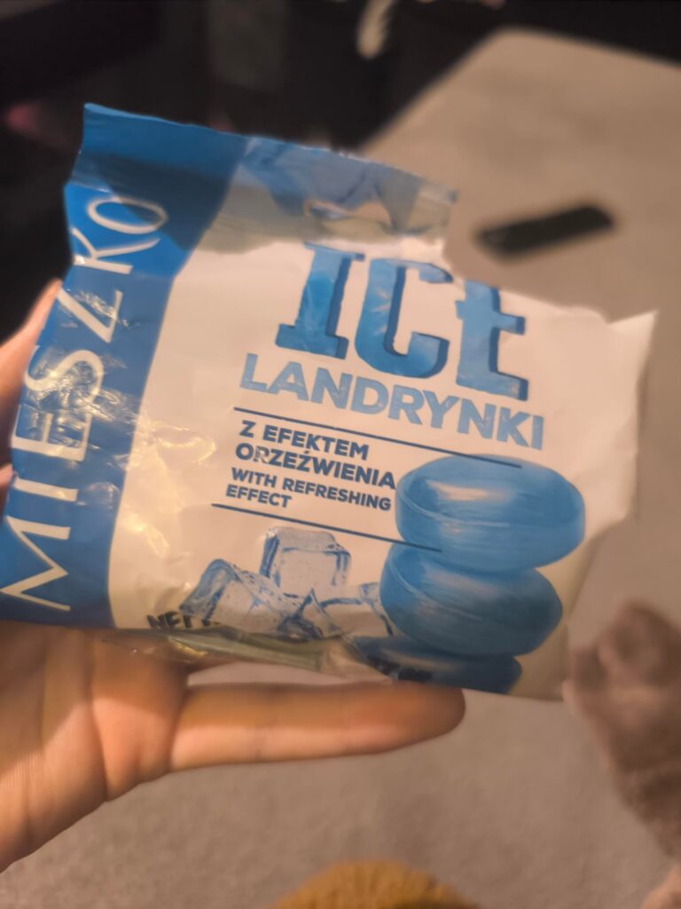 the photo shows that they are blue and they are f*cking white xd