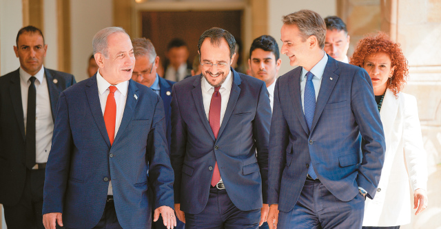 Defense and energy at the trilateral Greece–Cyprus–Israel meeting tomorrow in Jerusalem spark “nerves” in Ankara