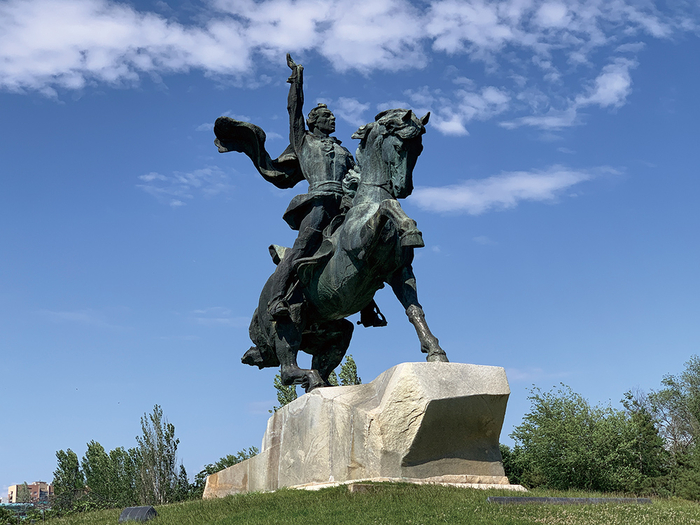 The statue of Aleksandr Suvorov, who built the Tiraspol, is located in the city square.