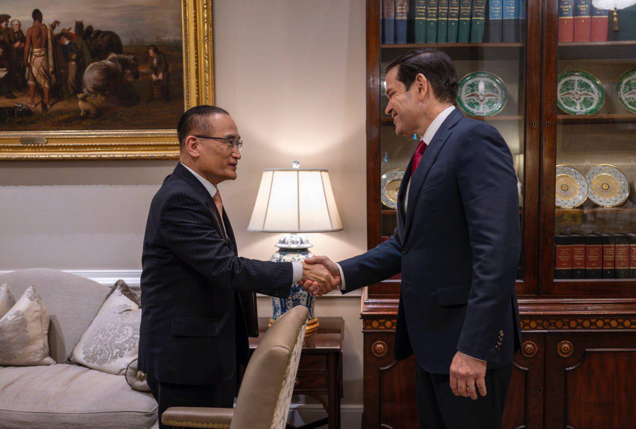 South Korea's National Security Adviser Wi Sung-lac (left) shakes hands with US Secretary of State Marco Rubio, who also serves as US national security adviser, during their meeting in Washington on July 7. (Presidential office of South Korea)