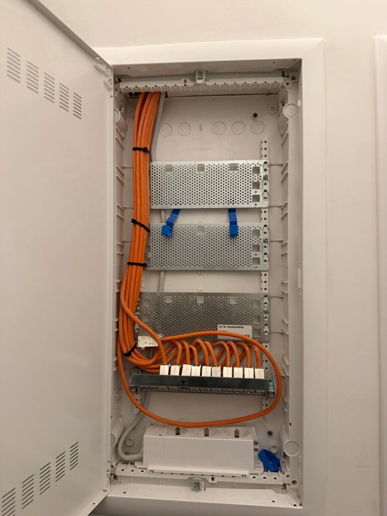 What are the names of the type of internet I can get, based on these photos? (No TAE) What are the names of the type of internet I can get, based on these photos? (No TAE)