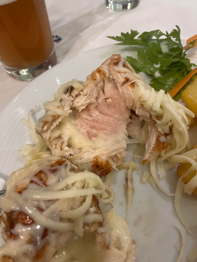 Vo Gino mi serviraa dva zhivi pileshki uvijachi eden po drug