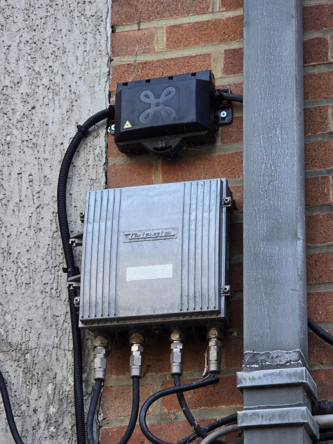 Can proximus have this junction box for fiber cables on my facade?