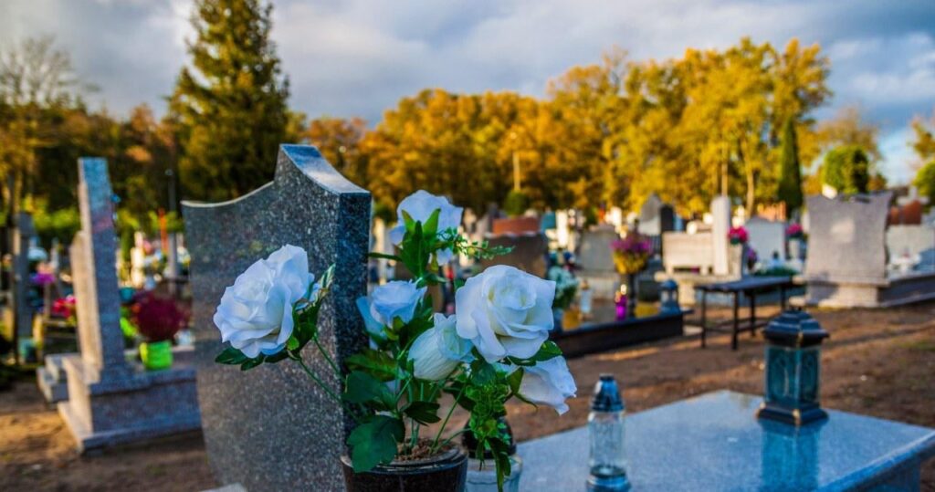 Instead of tombstones, memorial meadows and ceremonies in the forest. The funeral revolution is getting closer Instead of tombstones, memorial meadows and ceremonies in the forest. The funeral revolution is getting closer