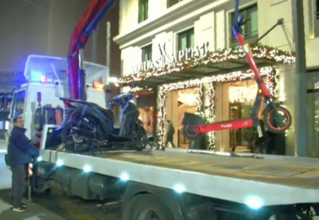 Breathalyzer scans in the center of Athens - A woman with a skateboard under the influence of alcohol was detected