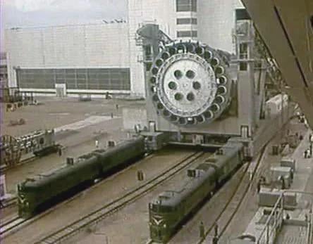 The size of the N1 rocket in comparison to the 4 locomotives transporting it