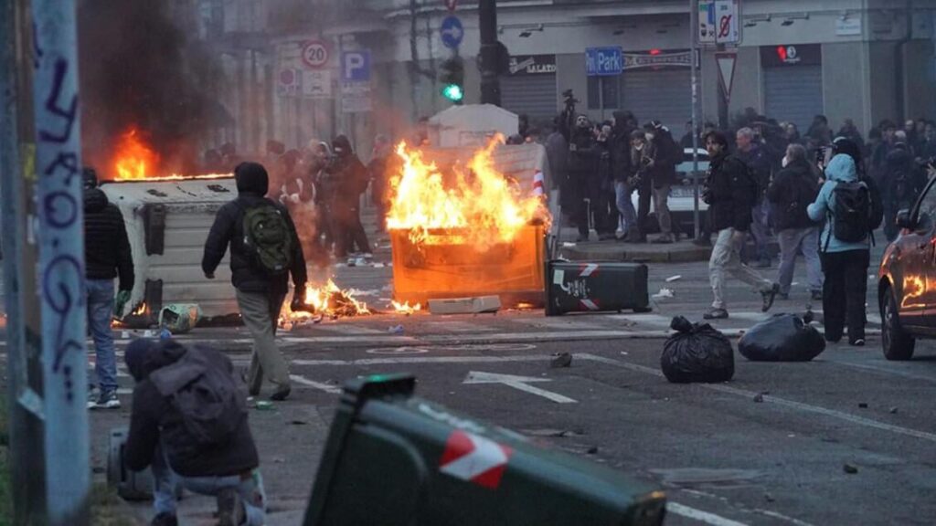 Askatasuna, clashes at the march in Turin: 11 officers injured. Salvini: 'Dozers on social centers that are dens of criminals'