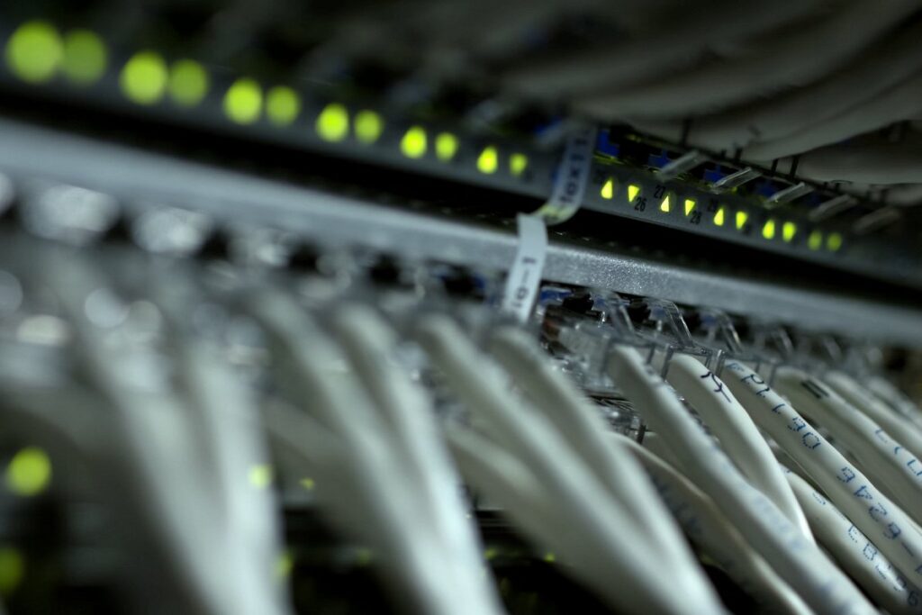 Latvian supercomputer promises plenty of petaflops / Article Interneta servera kabeļi. Attēls ilustratīvs.