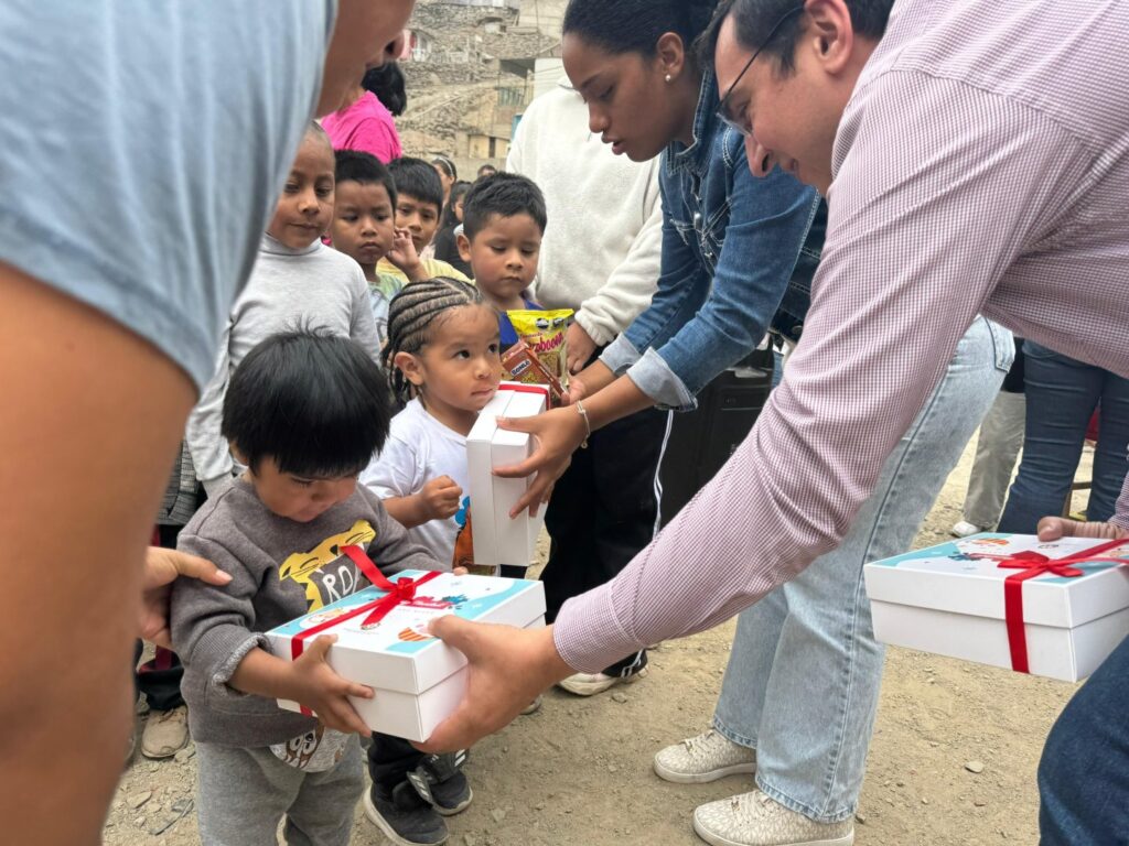 Azerbaijan presents gifts to children from low-income families in Peru (PHOTO)