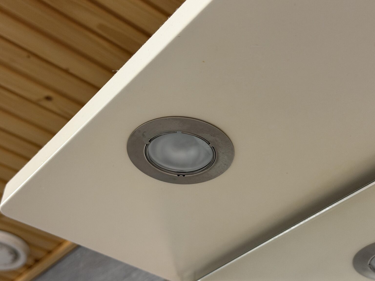 How to remove these lightbulbs?