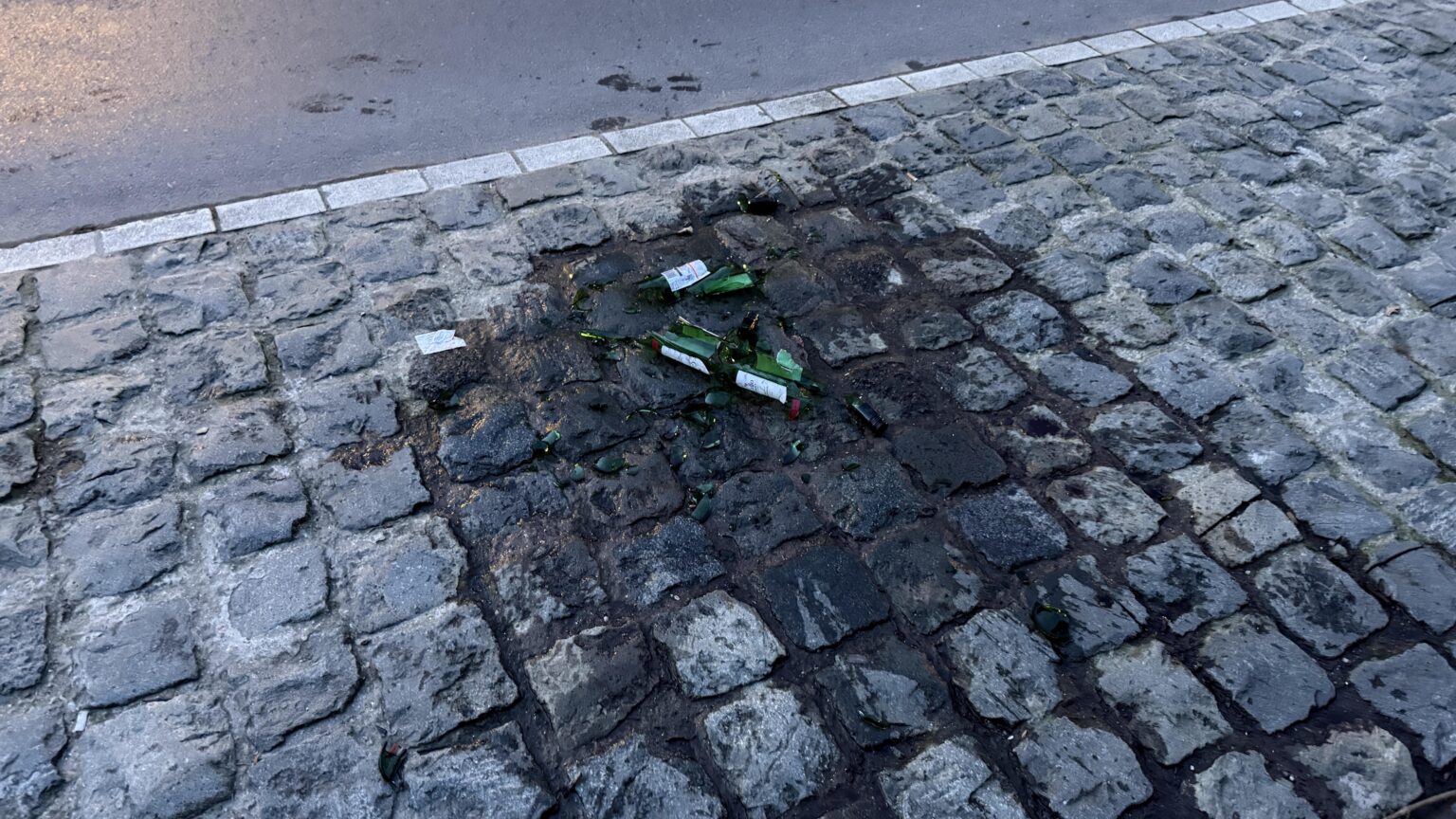 Rant over Carrefour and it's terrible delivery service. Leaving broken bottles on the street is irresponsible and dangerous!