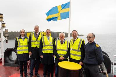 From left to right: Markus Lindbom, CEO Stena Shipping; Erik Hånell, CEO, Stena Bulk; William Olsson, Stena AB; Dan Sten Olsson, CEO Stena AB; Andreas Carlson, Minister for Infrastructure and Housing; Captain Radu Rujan. © Stena Bulk