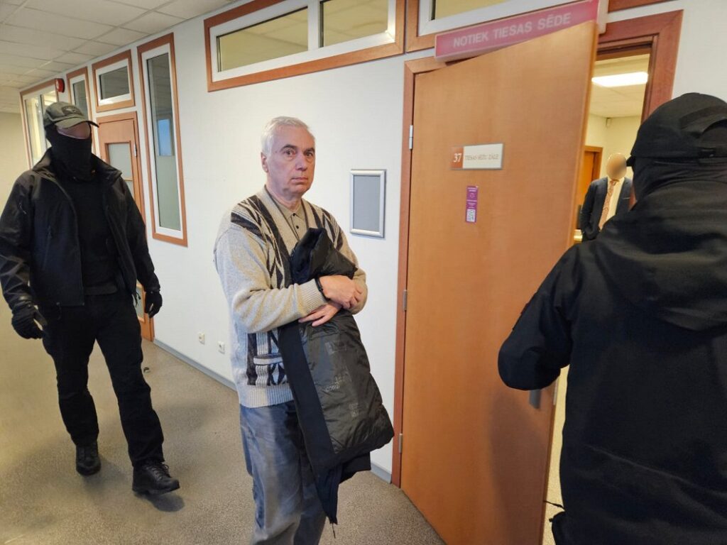 Krievijas tautie&scaron;u kustības aktīvistu Viktoru Gu&scaron;činu pavada uz tiesas sēdi