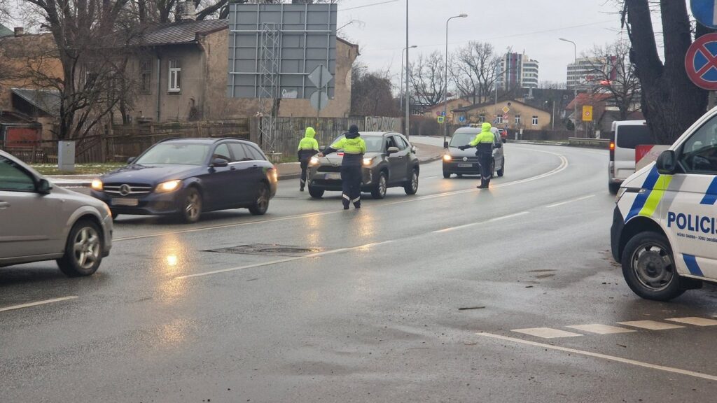 Fewer drunk drivers and casualties on Latvian roads this Christmas / Article Policija veic masveida pārbaudi