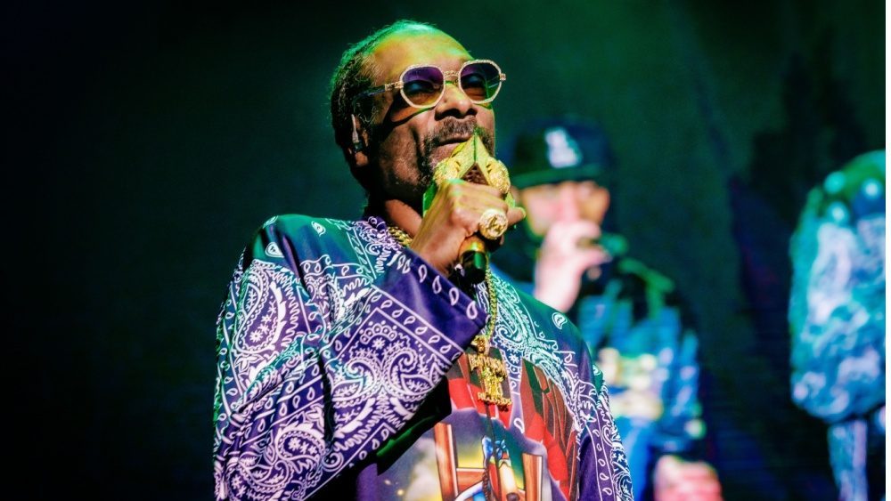 Snoop Dogg's "Holiday Halftime Party" on Netflix's NFL Game Day features Lainey Wilson, HUNTR/X, and Andrea Bocelli