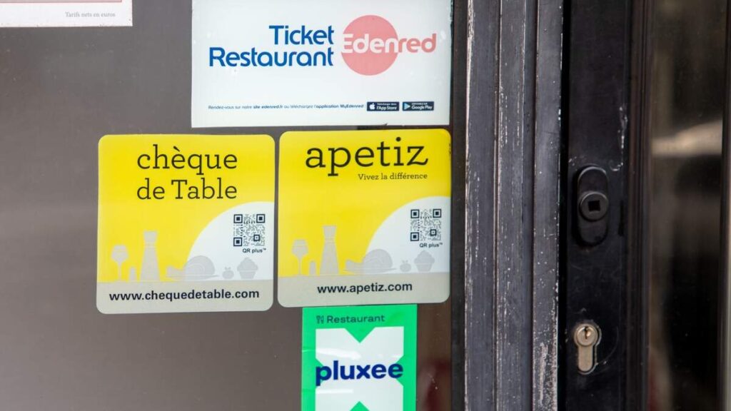 Chamber debates petition to raise civil-service meal vouchers