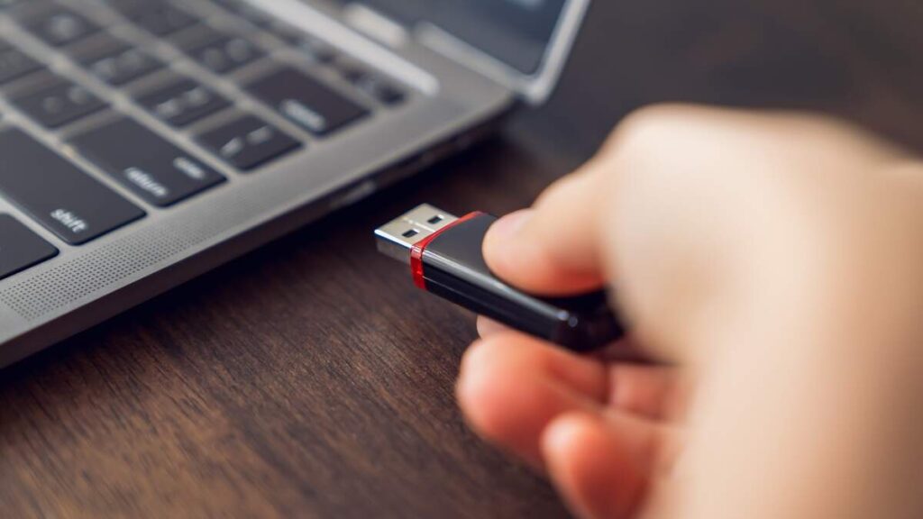 An experiment deployed over the summer showed that many still plug in unknown USB sticks in Luxembourg, proving curiosity remains a major driver of avoidable cyber risk.