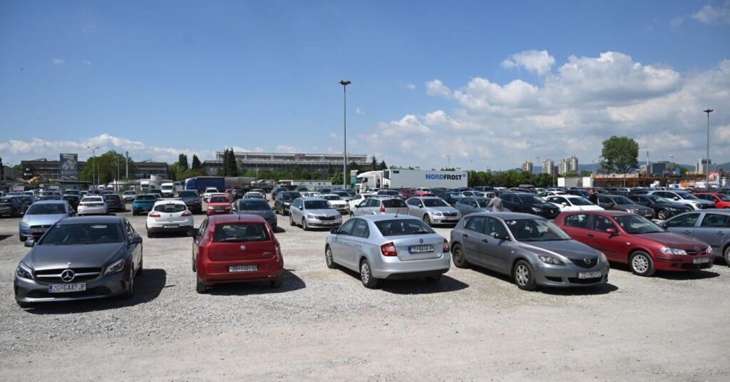 Passers-by in front of a shopping center in Osijek looked in disbelief at a naked man washing a car. The background of the story is harrowing