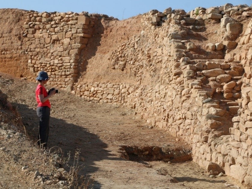 The large wall in Laona (interior view) with one of the staircases