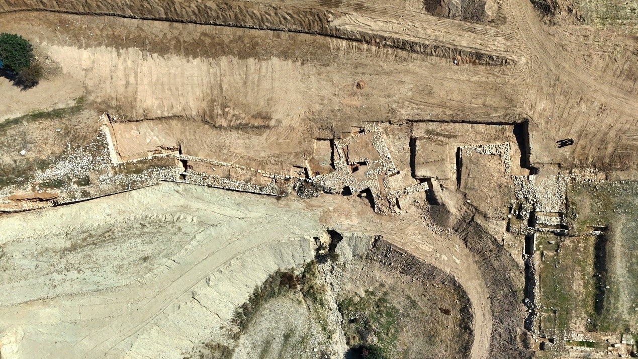 Three towers on the eastern (outer) face of the wall between Laona and Hadjiabdulla
