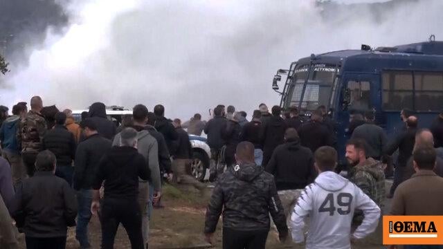 Farmers stormed Heraklion airport, closed until further notice - Serious incidents also in Chania with stone warfare and chemicals, two injured: They overturned a police car and vandalized a cage in Chania - Sections of National Roads were closed, blockades are being prepared in the ports of Thessaloniki and Volos