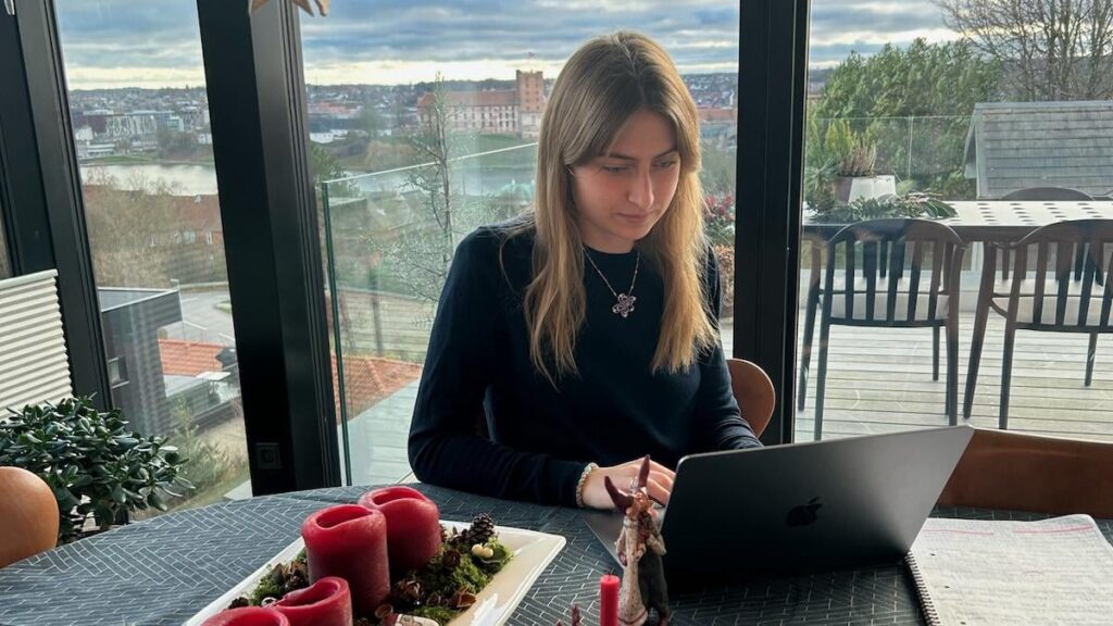 They read freely while the family is on Christmas vacation: 'Shut up - everyone else starts in August too' - Student advisers and students find that the early January exams put pressure on the students.