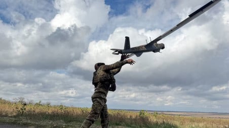 A serviceman of the 59th Separate Assault Brigade of Unmanned Systems named after Yakov Handziuk of the Armed Forces of Ukraine, launches a reconnaissance drone, amid Russia's attack on Ukraine, near the frontline town of Pokrovsk in Donetsk region, Ukraine October 6, 2025. Photo: REUTERS/Stringer
