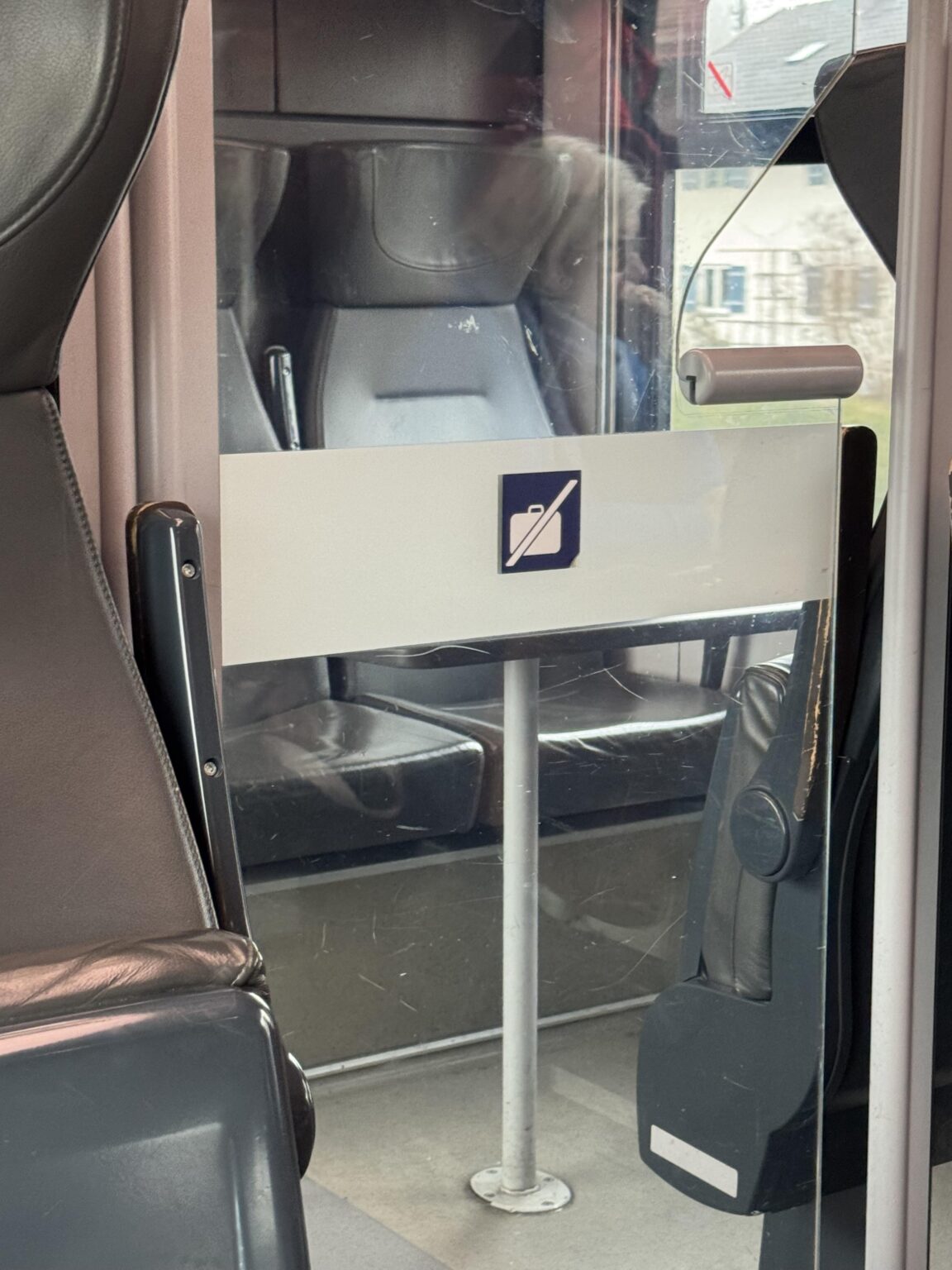 Does this sign mean luggage is not allowed in this first cabin on the RE train?