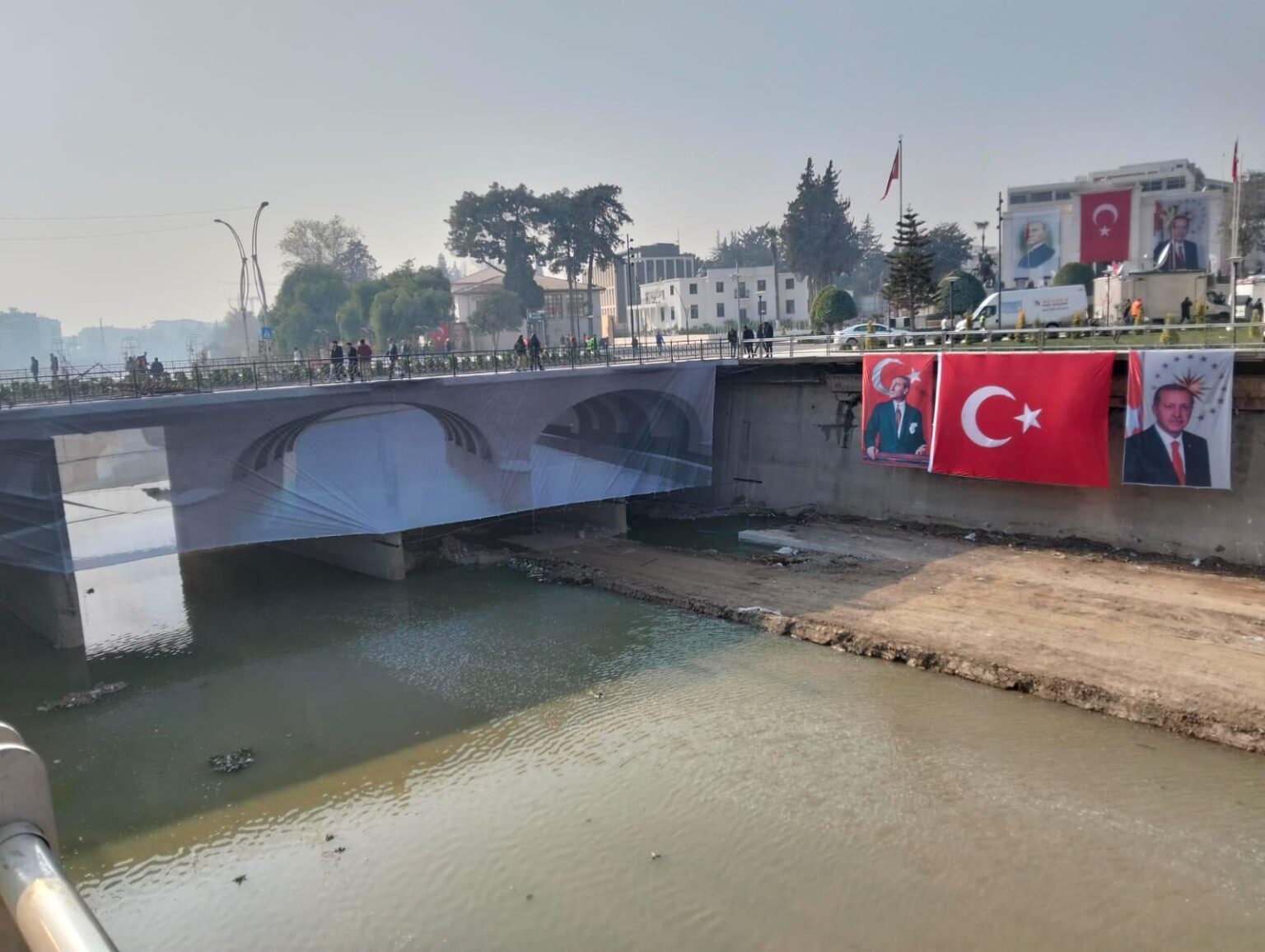 The Ata Bridge, whose construction is unfinished and covered with a tarpaulin, in Hatay, where Erdoğan held a rally yesterday.