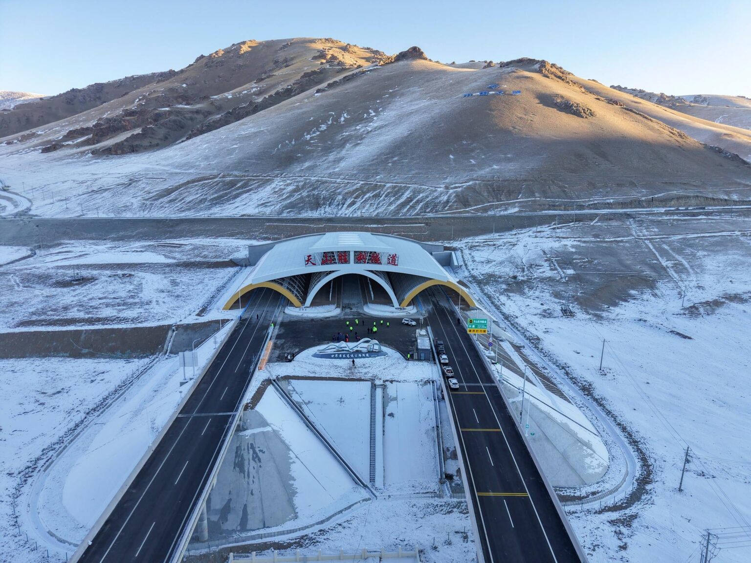 Tianshan Shengli Tunnel, at 22KM it's the world's longest expressway tunnel, officially opened to traffic now. It will drastically reduce travel time between Ürümqi and Yuli or Korla. Built over 5 years, it cost about $3.8 billion.