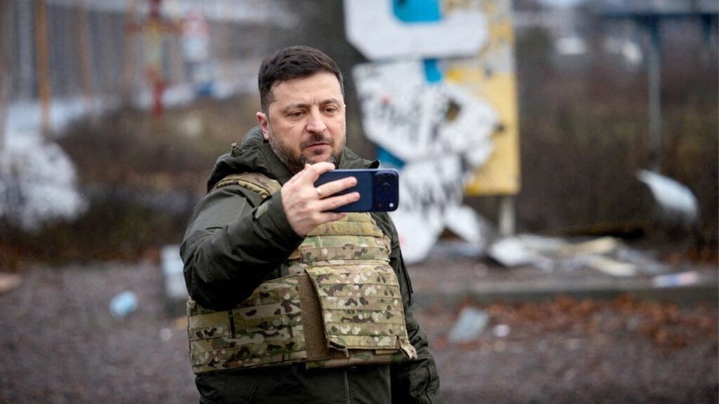 Zelenskyy meets with Kupiansk frontline troops ahead of Berlin security talks