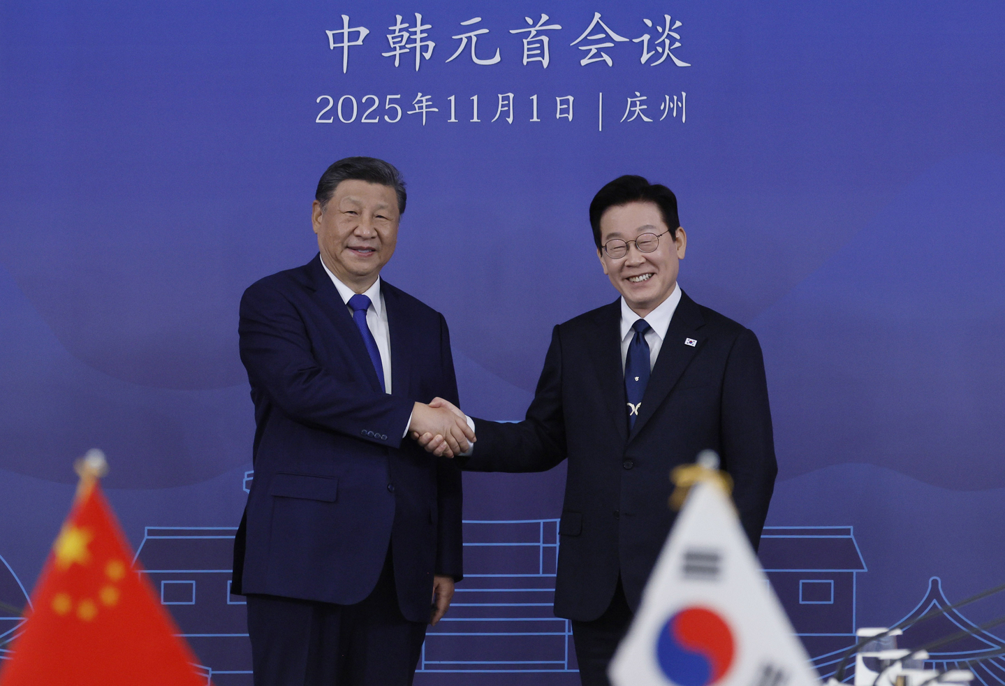 Korean President Lee Jae Myung, right, shakes hands with Chinese President Xi Jinping during their bilateral summit at the Gyeongju National Museum in Gyeongju, North Gyeongsang, on Nov. 1, 2025. [JOINT PRESS CORPS] 